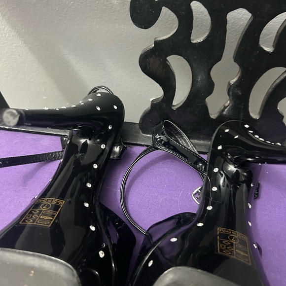 Elle Size 7
1 1/2 inch platform
Only worn once for a photoshoot - Picture 3 of 4